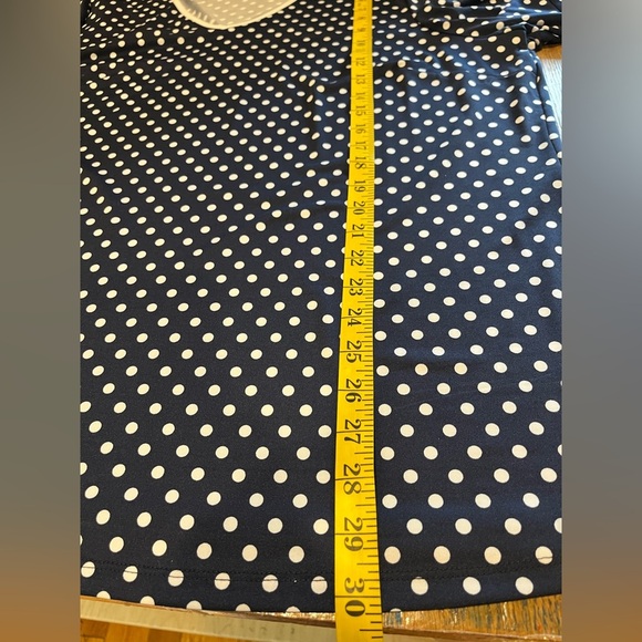 💙 LAURA PLUS – Navy Polka Dot V-Neck Top size 2X - Picture 5 of 8